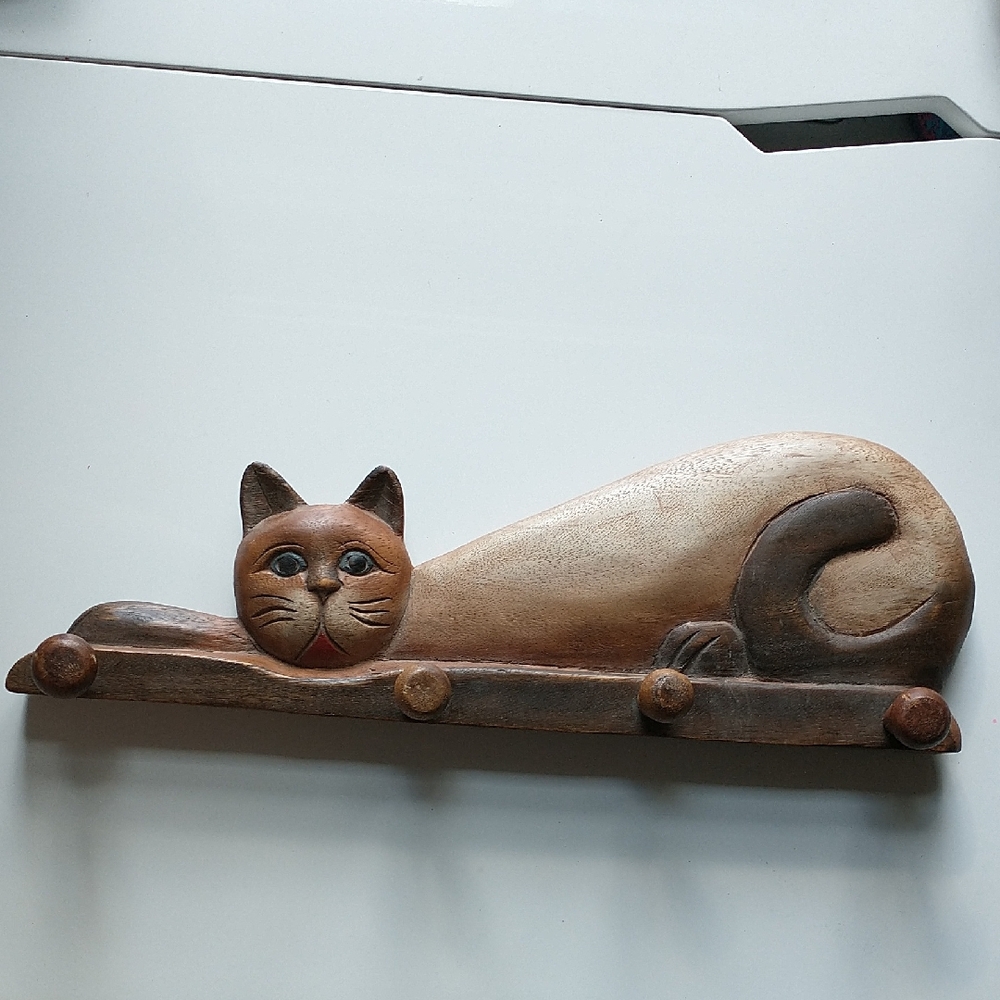 Charming Brown Cat Wall Art Wooden Carved Rack